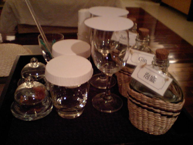 ジ・アッタテラスホテルに宿泊しましたが、一番印象的だったのが、ホテルのお部屋にあったお酒とおつまみセットです。よくあるミニバーのように使った分だけ別料金なのではなく、お部屋代金に含まれるとのこと。レンタカーで移動していたので、夕食でお酒を飲めなかったこともあり、ありがたく泡盛を頂戴しました。<br /><br />他にハーブティーを自分でブレンドできるようにもなっていて、これも重宝しました。<br />いいサービスだなぁ。