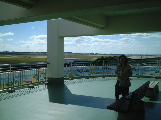 米軍嘉手納基地のすぐ隣にある道の駅に立ち寄りました。<br />飛行機が見えるということで気軽な気持ちで立ち寄ったのですが、沖縄の歴史から基地問題までを勉強できるすばらしい展示室にめぐりあってしまい、帰りの飛行機の時間に間に合わなくなりそうになってしまいました。<br /><br />一見の価値ありと思います。