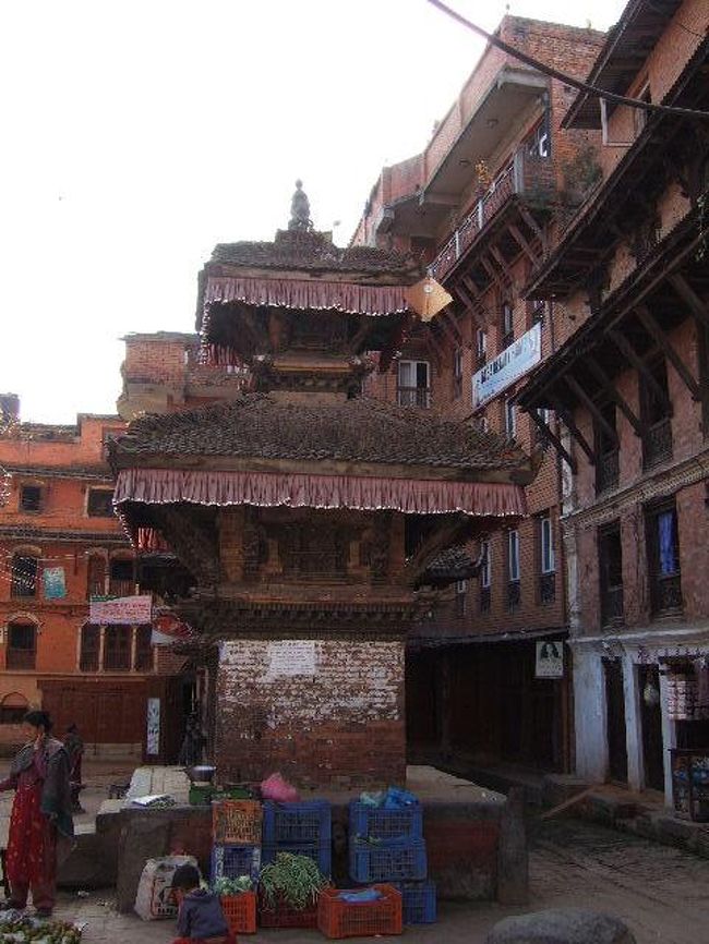 カトマンズ行きバス乗り場に行く途中、屋根から草がいっぱい生えてる？建物を発見。<br /><br />茅葺ってわけじゃなさそうなのに、なぜ草？？？<br /><br />カトマンズ行きバスは郵便局前から出発します。カトマンズエクスプレスという黄色のミニバス。席が埋まったら、どんどん出発するみたい。あのギュウギュウ詰めのローカルバスに比べるととっても快適！！<br /><br />カトマンズまでは1時間ほど。Rs20でした。