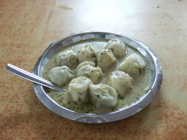 タメル地区でショッピングを楽しむムーラン。肌触り抜群のパシュミナも超破格値でゲット(^o^)v<br /><br />足がつかれてきたところで、ニュー・エベレスト・モモ・センターでひとやすみ〜♪<br /><br />一皿モモ10個入りでRs26！！<br /><br />うま〜い♡<br /><br />学生のころ、渋谷のネパール料理屋さんで賞味して以来のモモ。ついに本場のモモを食べる日が！！あのころは、将来ネパールに行く日が来るとは夢にも思ってなかったわ(笑)