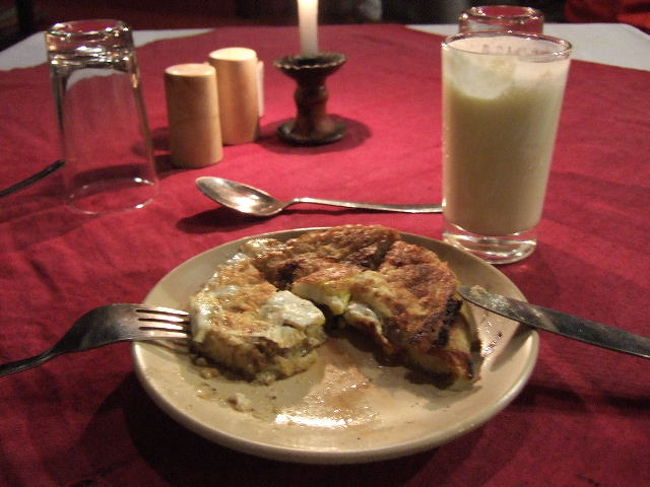 ネパール最後の晩餐はタメル・ハウスで！！<br /><br />素敵な外観で高級感漂うかんじ。ムーランは上の階のお座敷に案内されました。ちょっと薄暗くて大人な雰囲気。(下の階のテーブル席では、なにやらショーが開催されてたもよう。)<br /><br />バーラ、Rs110なり。<br /><br />ネパール風お好み焼きってかんじ。大好きなラッシーと一緒に(^o^)<br /><br />ガネーシャの置物をおみやげにいただきました！！