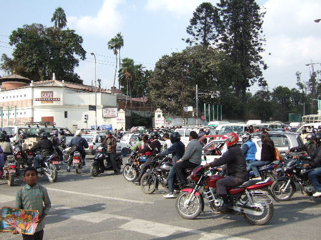 ネパール最終日。17:00のフライトでカトマンズを立ちます。<br /><br />まだまだ時間があるので、最後の街歩き。気になっていた“ブッダ・アイ”グッズを買いまくり。あの目に引き寄せられてネパールまで来たんだし(笑)<br /><br />心ゆくまでお買い物したあとは、ニュー・エベレスト・モモ・センターで軽めのランチ。Yak &amp; Yetiの朝食はかなり豪華でおいしいから、ついつい食べすぎちゃってお昼になってもあまりお腹が空かないのよね ^^;<br /><br />最後にまたモモを食べて大満足なムーラン、そろそろホテルに戻ることに。タメル地区を出たあたりで、なにかがおかしい…街の様子が異常なことに気づきました。<br /><br />びっくりするほど、すべての道が大渋滞！！徒歩以外はほとんど進めないかんじ。でも、ムーランは徒歩なのであまり気にせずホテルへ向かいました。<br /><br />ところがこの大渋滞、ホテルに戻ってからかなりの不安の種に。空港への送迎車が約束の時間になっても現れず…<br /><br />30分以上遅れてようやくドライバーが現れたものの、ホテル前の細い道も車がびっしり、しかも全然動いてません。<br /><br />どうやら学生デモで道路が封鎖されてるらしい。。。<br /><br />飛行機、間に合わないかも…(-_-;)<br /><br />ドライバーはこの細い道を抜ければ、その先の道は空いてるし、空港までは15分くらいで行けるからと言ってるけど、全く動いてないじゃん(怒)<br /><br />けっきょく、ホテル前の細い道、たった200mくらいを30分かかってようやく通り抜けて、空港へ爆走！！<br /><br />あ〜、間に合ってよかった。