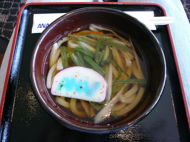 ANAのﾗｳﾝｼﾞで有名な「ANA蒲鉾入りのうどん」ですが写真はﾌｧｰｽﾄｸﾗｽﾗｳﾝｼﾞのみで提供される「山菜うどん」です。