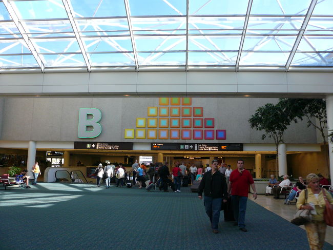出発は遅れましたが、やってきましたオーランド国際空港Ｂターミナルです。８ケ月ぶりですが空港は二回目なのでスイスイと目的の場所までGo！