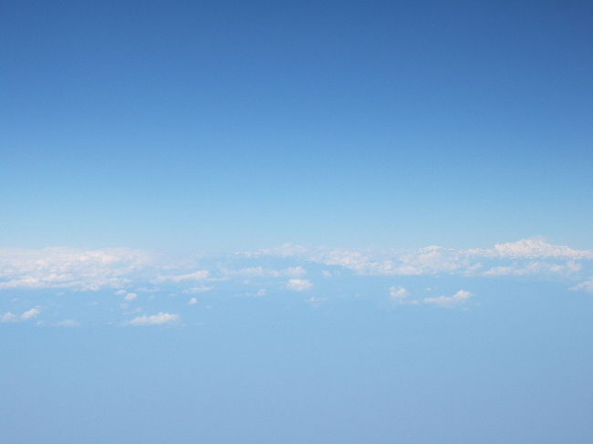 TG336でバンコクへ。<br />KAT(17:00)→BKK(21:25)<br /><br />成田行きのTG640は22:35発。時計を見たら、あまり時間ない！！急いでTG640のゲートへ向かいます。が…なんと1時間のディレイ。<br /><br />実はムーラン、翌日は午前休しか取ってません ^^;<br /><br />成田に着いたら東京駅に移動し、新幹線で静岡県内に向かい、平日専用のムーラン部屋でお風呂に入って、午後から出勤する予定なのです(笑)<br /><br />TG640<br />BKK(22:25)→NRT(06:15)<br />成田には1時間遅れの7時すぎに着きました。<br /><br />その後、スムーズに東京駅まで移動し、新幹線はグリーン車に乗車！！チケットショップに行ったら、期限切れ間近のグリーン車用チケットを自由席回数券と同額で譲ってくれたのです(^o^)v<br /><br />新幹線は普通席でも十分快適だけど、グリーン車は格別☆<br /><br />こうしてムーランは午後から何食わぬ顔で出勤。<br /><br />翌日のニュースで、ムーランがバンコクを出発した24時間後には暴動のため空港が閉鎖されたことを知って、めちゃめちゃ驚きました。<br /><br />まさに間一髪！！今回は、飛行機にハラハラさせられる旅でした。