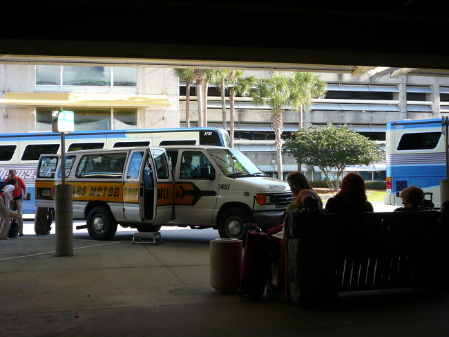 今回、ｹﾈﾃﾞｨ宇宙ｾﾝﾀｰやﾕﾆﾊﾞｰｻﾙｽﾀｼﾞｵなども検討したのでですが、３泊４日のスケジュールなのでＷＤＷ以外の訪問はやめる事に、よってﾚﾝﾀｶｰはやめてｼｬﾄﾙﾊﾞｽのｻｰﾋﾞｽにてﾎﾃﾙに向かう事に。