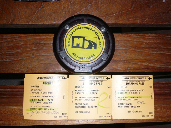 MEARS MOTOR SHUTTLE　のチケットと呼び出しようベルです。　結局この時点で17:30と予定より2時以上の遅れとなってしまいました。ちなみの本チケットはﾊﾞｹﾞｰｼﾞｸﾚｰﾑの荷物ﾚｰﾝの向い側にあります。行き先と片道・往復の希望を伝えて購入します。2人で片道32＄なのでﾀｸｼｰよりは安いですネ。意外と込んでてベルが鳴ったのは15後でした。