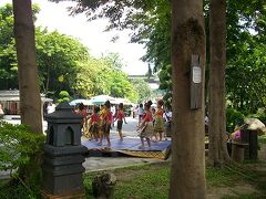 １０時半過ぎ。入場の順番を待ちながら、後ろから子どもたちの舞踊を鑑賞。