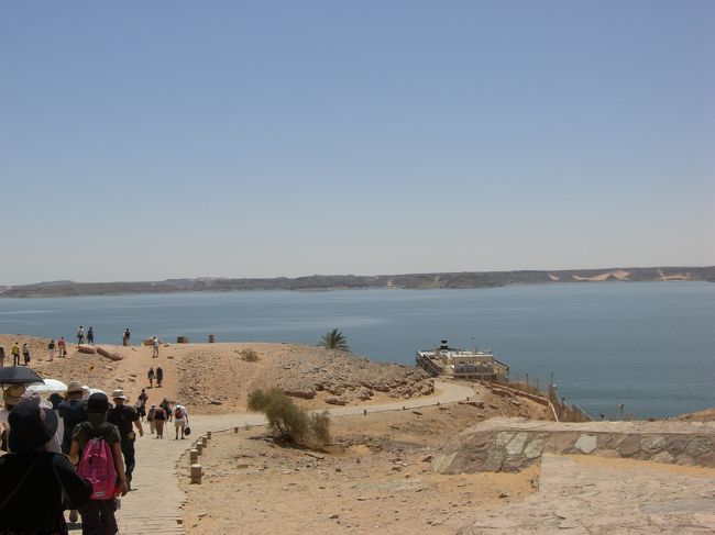 アスワンから、３０分ほどでアブシンベル空港に到着。<br /><br />シャトルバスはなんとツアーで貸切！！<br />まぁ、３０人強の大所帯ではありますが・・・<br /><br />砂道をてくてく歩いていくと、ナセル湖が眼前に現れました。
