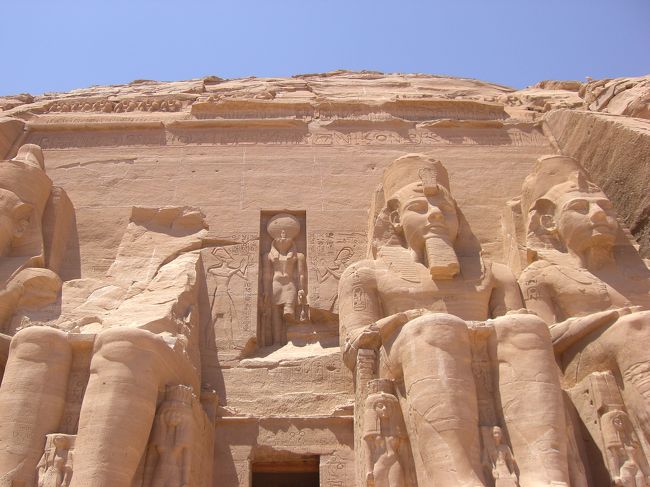 さすが「アブシンベル神殿」！カメラに収まりません！！<br />（カメラマンの腕が悪いだけ・・・汗）<br /><br />中は撮影禁止となっているので、みなさん、写真をとりまくっていました。<br /><br /><br />４体すべてラムセス２世とは・・・本当に自分のこと好きですね　笑<br />内部の壁画・レリーフは本当に素晴らしかったです。<br />ただし、どこもかしこもラムセス２世祭りです。<br /><br />