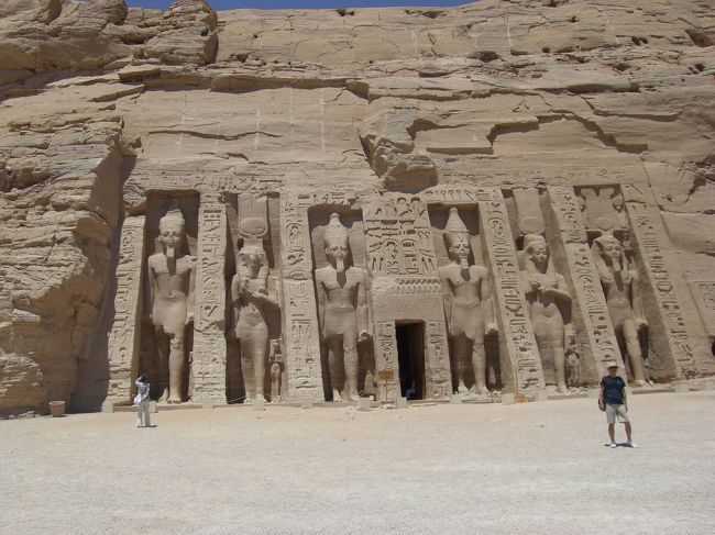 こちらは小神殿の方です。<br /><br />先ほどの大神殿より規模は小さくなりますが、壁画の色が残っている箇所もあり、見ごたえはあります。<br />ラムセス２世の愛妻（恐妻？）家ぶりがわかります。<br />レリーフは基本的にラムセス２世＆王妃ネフェルタリ＆神々で構成されています。<br /><br /><br />自由時間は約１時間。<br />大神殿、小神殿ともにたっぷり時間ぎりぎりまで楽しみました。<br />ここで一番つらかったのが、神殿からの帰り道（；；）<br />灼熱の太陽の下、日陰もない、しかもやや登り道を必死こいて帰りました。<br />この旅行で一番辛く、楽しかったのが「アブシンベル神殿」でした。