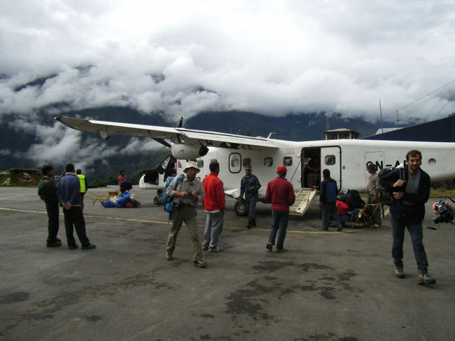 長い間待たされ、どうにかルクラまでの飛行機に乗れた。