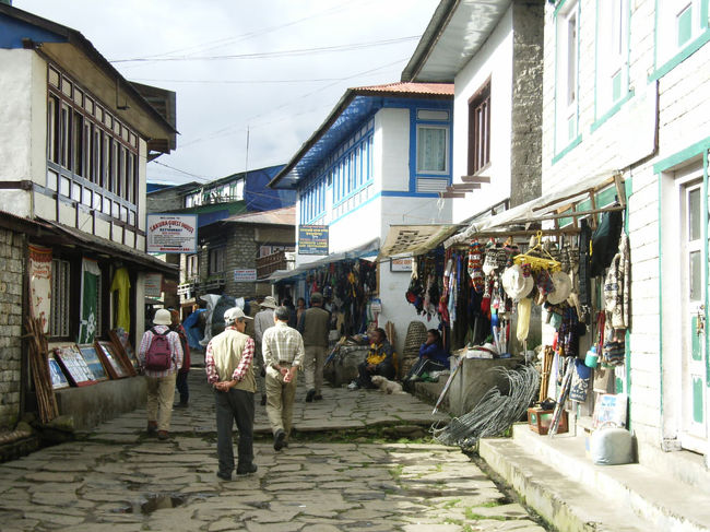 ルクラの目抜き通り。