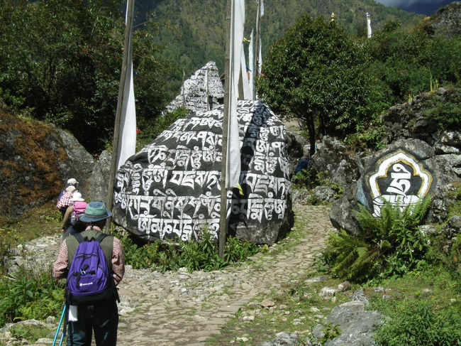 トレッキングの開始。経文が書かれた石はその左側を通らねばならない。