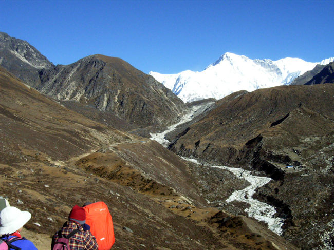 正面はチョー・オユー(8,201m)。