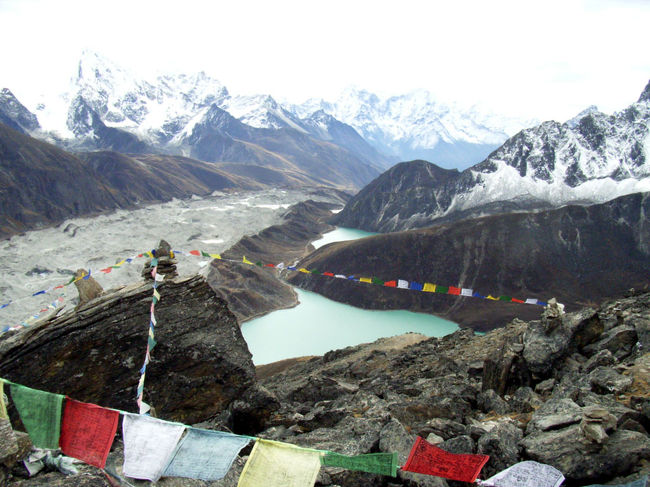 10月15日ゴーキョ・ピーク(5483m)登頂。左はゴジュンバ氷河。