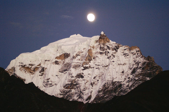 その夜、明るい月が出た。