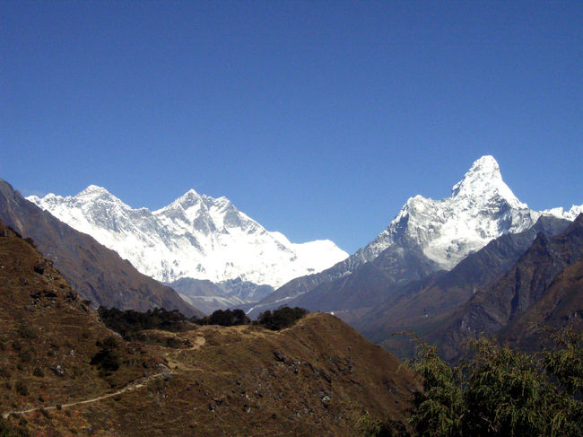 シャンボチェのロッジからの山々（左から、エベレスト、ローツェ、アマダブラム）。なんとも豪勢な景色です。