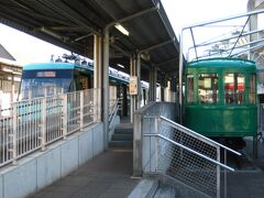 宮の坂駅には、旧型車両が展示されています。
（左の車両は運行中の車両）