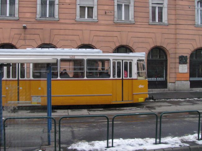 ブダペストに到着！<br />なかなかステキな街です。電車も可愛い！<br /><br />ただ、地下鉄はやたらとハイスピードだったような…。<br />でも便利です。