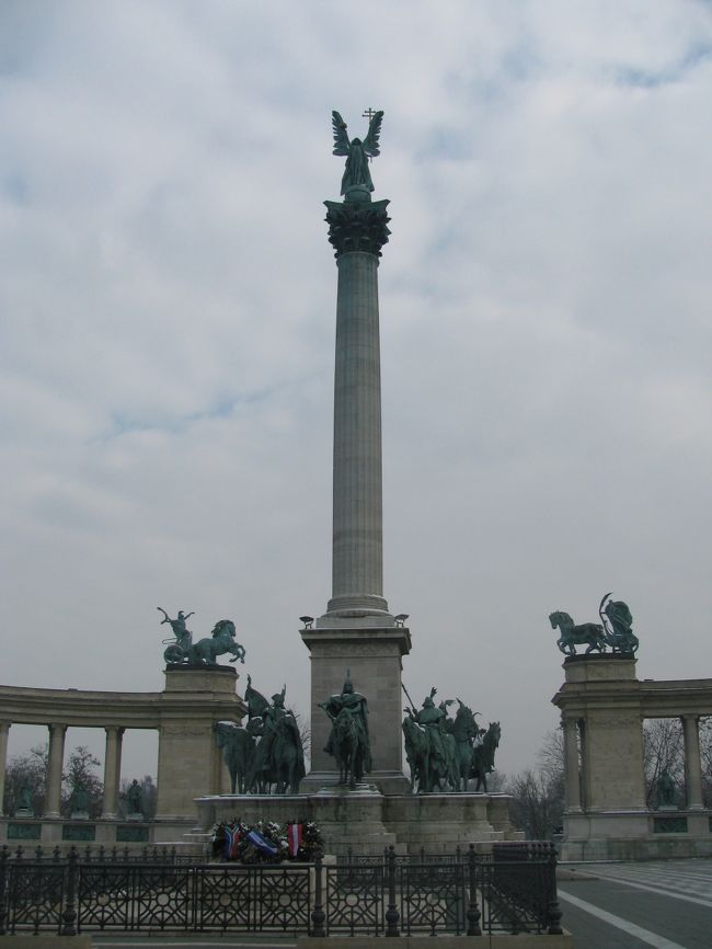 まずは、英雄広場。<br />ハンガリーで活躍した方々の銅像がずらっと。<br /><br />ブダペストはブダ地区とペスト地区で別れています。<br />王宮などはブダ地区。こちらはペスト地区。<br />