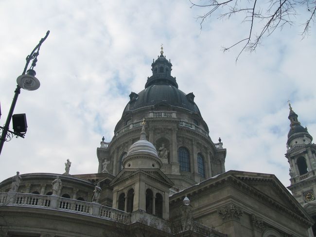 英雄広場から聖イシュトバーン大聖堂へ。<br />高さ96ｍは国会議事堂とともに、ブダペスト一高い建物。<br />この高さを越える建物は作ってはいけないそうです。