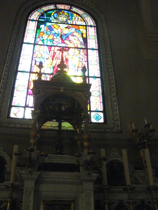 イシュトバーンの聖なる右手が保管されている場所が<br />公開されていました。<br />ミイラなのですが、ばっちり確認してきました。<br /><br />ステンドグラスの人がイシュトバーンさん。<br /><br />ちなみに下に写っているのに保管されてはおらず、<br />この部屋の右端にある木でできたものに<br />展示されていました。