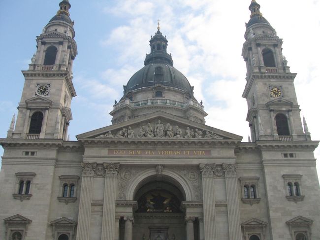 大聖堂を外から別角度で。<br /><br />この角度が有名ですよね。