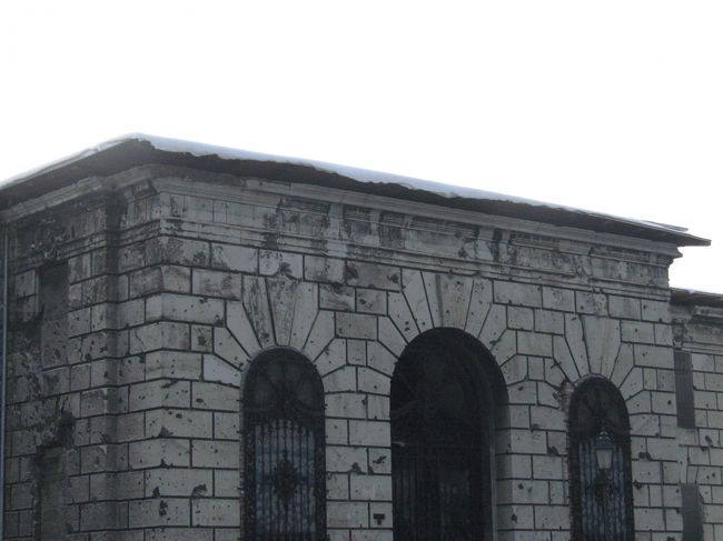 くさり橋を渡り、王宮の丘へ。<br />こちらはブダ地区です。<br /><br />王宮の丘へ向かう途中の建物。<br />WW?の傷跡が残っています。