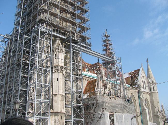 マーチャーシュ教会。<br />修復中。<br />「工事はいつ終わりますか？」と聞いてみたら、<br />「わからない」といわれました。<br />ガウディのサクラダファミリアを思い出しました（笑）