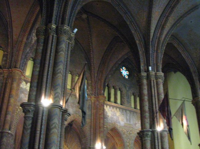 外は工事中ですが、内部は見学可能です！<br /><br />少し中近東っぽい。<br />ウィーン・プラハとは一味違います。<br />内部の旗は作られた当時のものといっていました。