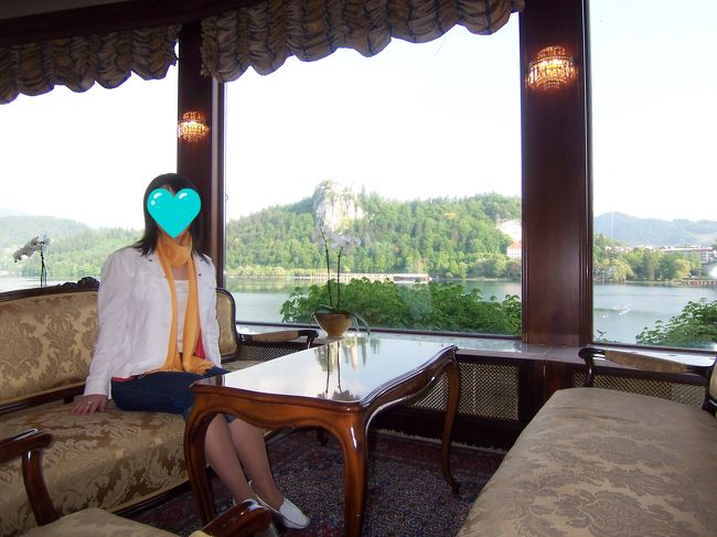 ブレッド湖畔の「グランドホテル　トプリツェ」。<br /><br />クラシックホテルのロビーで、朝眺めるブレッド湖は格別！<br />・・・と宿泊客を装ってますが、実は宿泊したのはグランドホテルのすぐ後ろにあるトゥルサトホテル（スタンダードクラス）でした（泣）