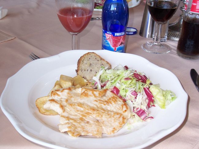 古城レストランでのランチ。<br /><br />ターキーはあっさりしていて食べやすかったです。<br />イチゴジュースも濃厚で美味。<br /><br />ランチの後はプリトヴィッチェへ向けてひたすら移動です。