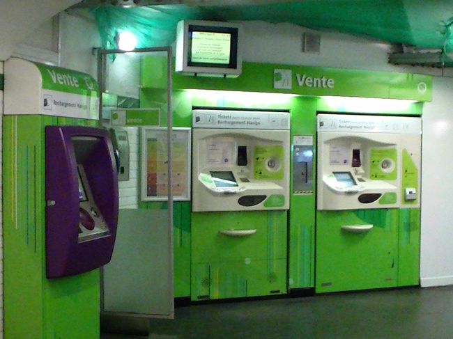 今日からパリを歩きます。<br /><br />メトロでmobilisを購入。最初は機械での買い方が<br />分からず、窓口でたどたどしい会話で無事に購入<br />できました。