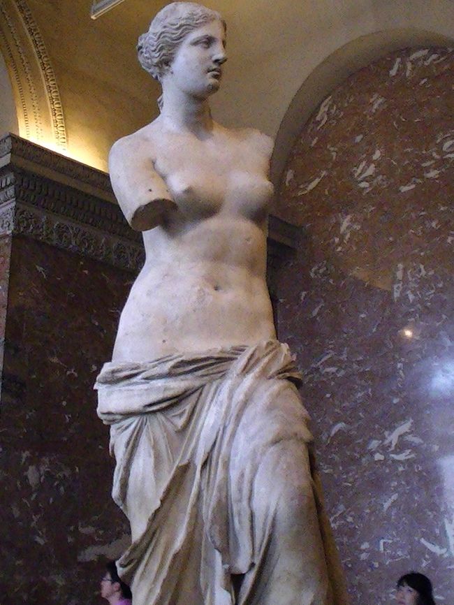 平日なのにルーブル美術館はかなり混んでました。<br />でも日本人は全然いなかったなー<br /><br />ミロのヴィーナスなど一つひとつの彫刻に迫力があります。