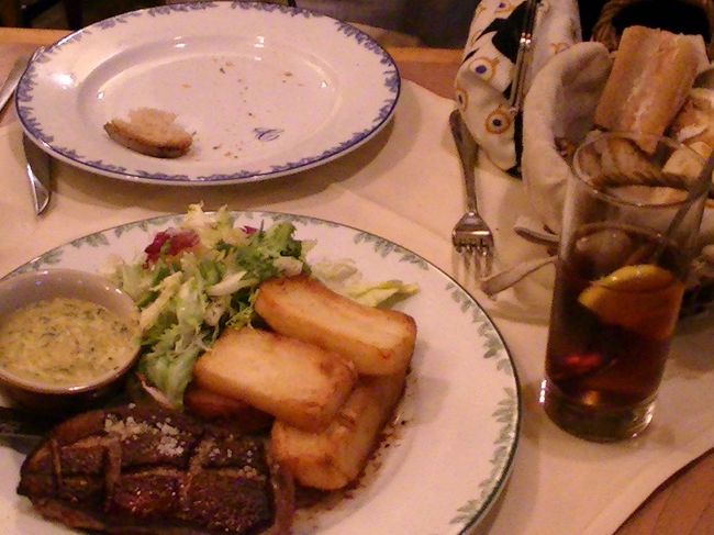 お昼ごはん。さすがフランスです、パンもお肉も少々固めでした。アイスティーはとってもおいしかった。