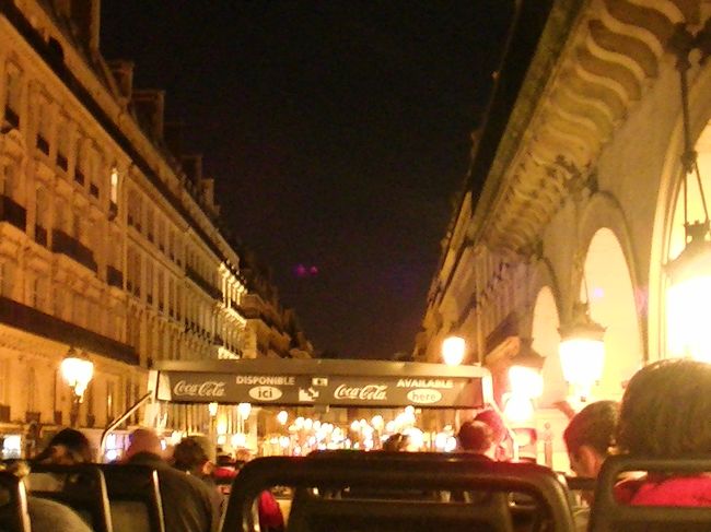 今から夜のオープントップバスツアーです。