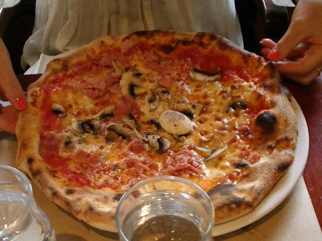 サンジェルマンデフレに移動してお昼ごはん。ここのピザとパスタめっちゃおいしかったー！