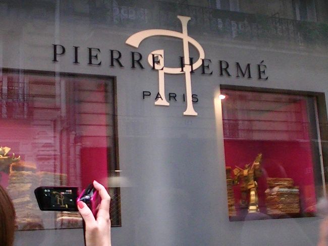 街をブラブラ。ピエール・エルメに行ってみたけど、行列ですごかった。<br /><br />