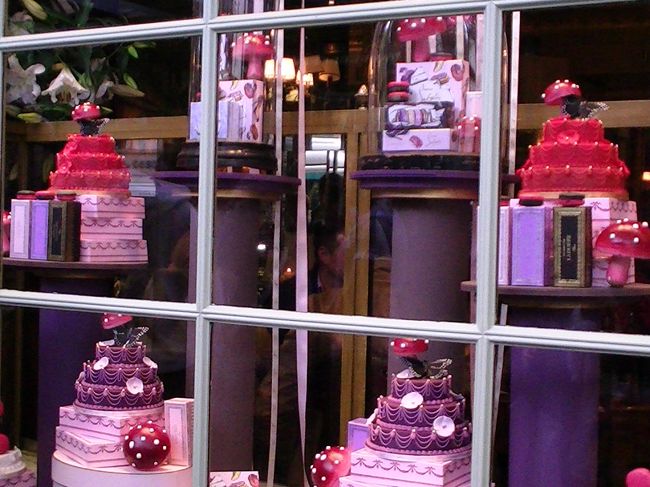 マドレーヌに移動してお買いもの。ここに大好きなピローヌがあったのでたくさん買い物しました。<br /><br />その後ラデュレでお茶しました。ケーキがおいしい<br />と聞いてたけどホントにおいしかった。