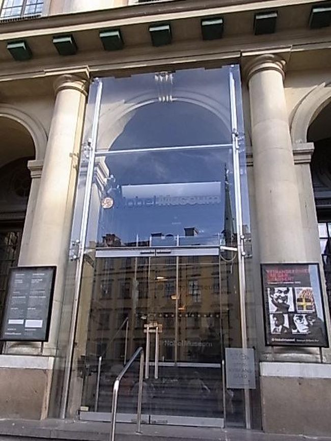 日程が前後しますがこちらは３日目に訪れたノーベル博物館<br /><br />ストックホルムカード利用可<br /><br />かつての証券取引所を利用していて、レトロな外観の建物なのですが、中身の展示はかなりカッコよく現代的で、さすがデザインの国の博物館と言った感じです。