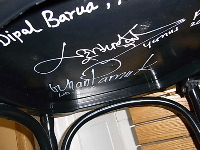 椅子の裏にある歴代ノーベル賞受賞者のサインも忘れずチェック<br /><br />私が座った椅子は、2006年ノーベル平和賞受賞のグラミン銀行創始者ムハンマド・ユヌス氏と同年ノーベル文学賞受賞のオルハン・パムク氏のサイン<br /><br />他は残念ながらよく分かりません。。