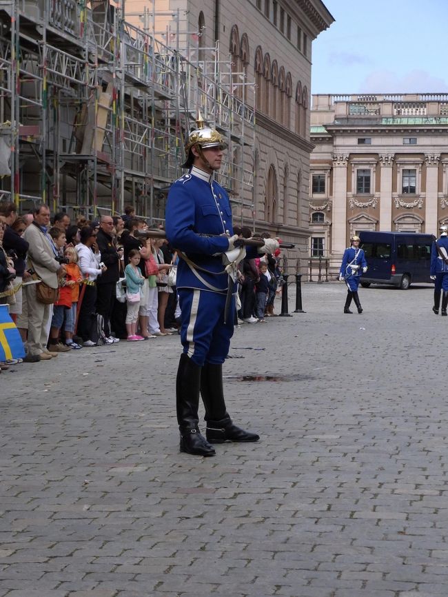 ノーベル博物館でまったりしている間に王宮で衛兵交代式がぁ。。<br /><br />時すでに遅く交代式が行われる中庭は観光客でいっぱいの為近付けませんでした。残念。