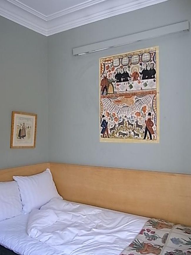 部屋は可愛らしいアンティーク調で今までのホテルで一番アメニティが充実していました。<br /><br />湯沸し器にティーカップセットに紅茶葉、バスタイムグッツの他にソーイングセットやチョコレートまで！