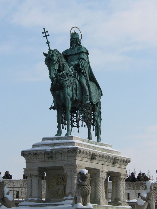 漁夫の砦前のイシュトバーン像。<br />鷹？をつれた観光客狙いのおじさんがたくさんいます。<br />写真を撮ってもらえます。