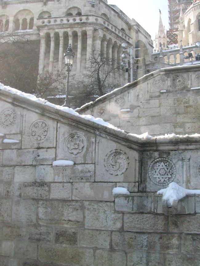 砦の横の階段を降りていきます。<br />壁の装飾が美しい。<br /><br />ゲッレールトの丘に移動します。