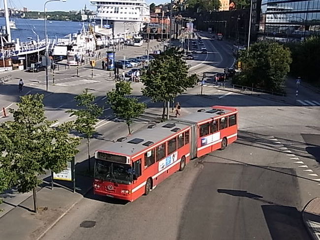 クルージング後セーデルマルム島をぶらり<br /><br />ストックホルムにいる間お世話になったバス<br /><br />赤と青の二種類がありました。