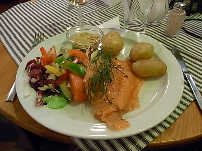 ホテルから徒歩数秒のレストランで<br /><br />スウェーデンではサーモンにマスタードをつけて食べるのがポピュラーな食べ方。<br />これがかなりはまる味で美味しかったです☆