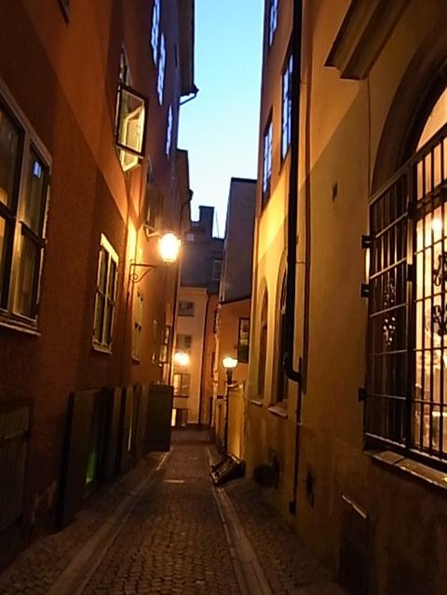 日暮れのガムラ・スタン<br /><br />観光客の少なくなった通りからアイスクリーム屋のコーンを焼く甘い匂いが立ち込めていました。