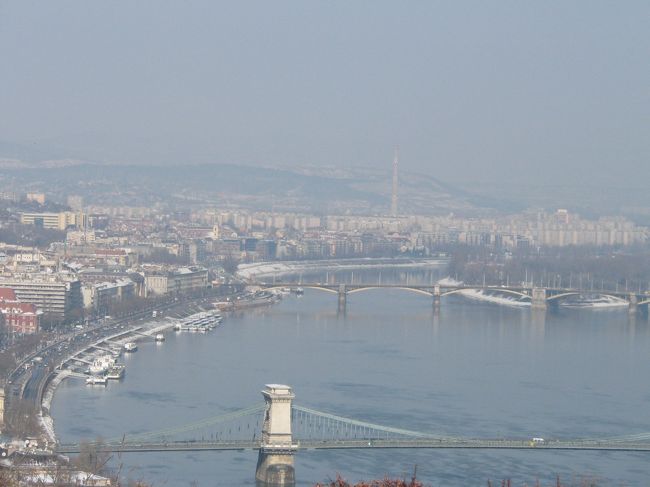 丘に移動です。<br />観光バスなどの乗り場のすぐ横にブダペストが<br />見える場所があります。<br />全体を写したかったのですが、ムリでした…。<br /><br /><br />